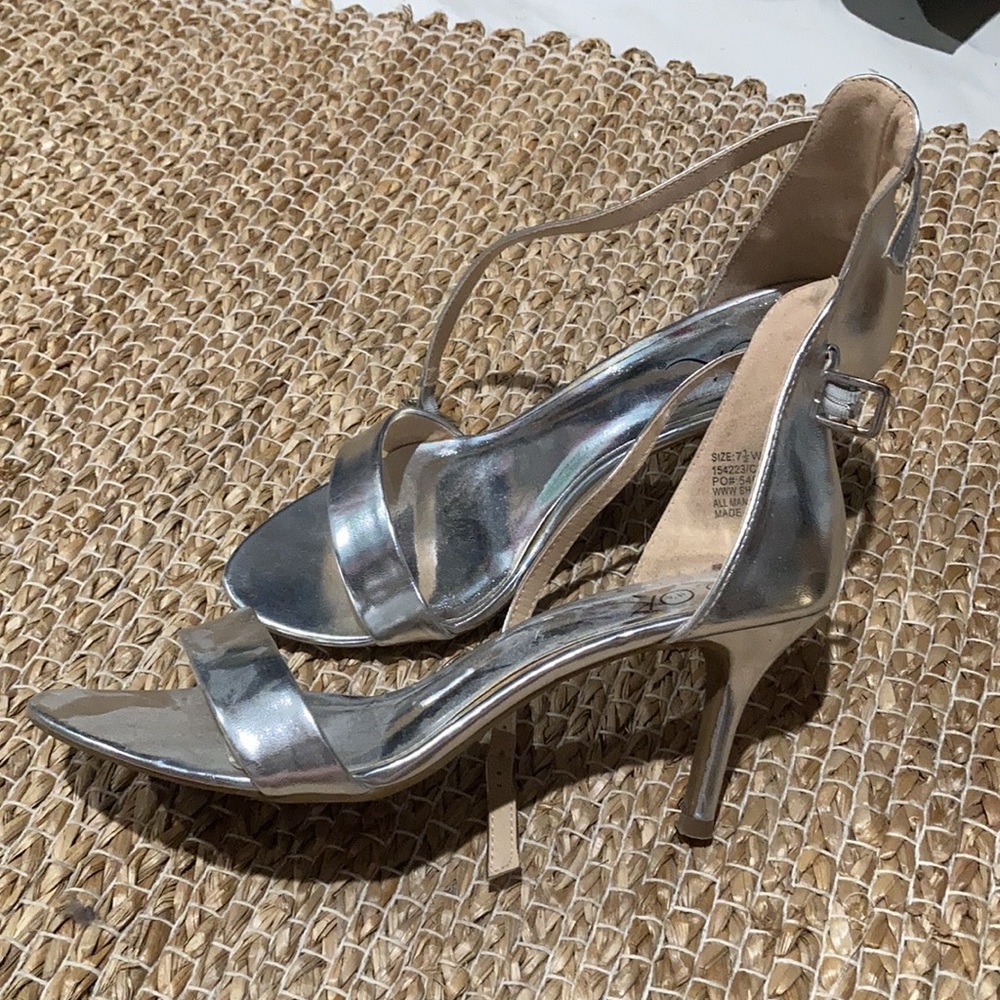 Silver Heels - Picture 2 of 2